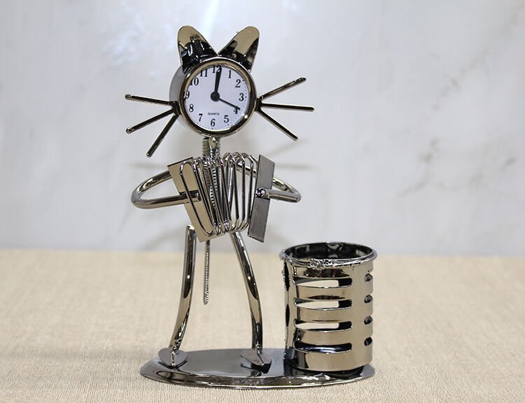 Metal Akordiyon Çalan Müzisyen Kedi Saat Ve Kalemlik
